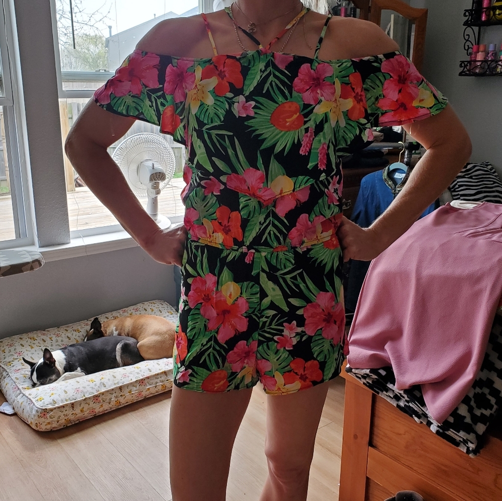 Seventeen Adorable bright jungle romper